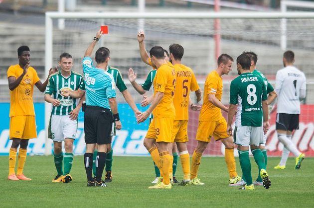 Rozhodčí Radek Příchoda vylučuje Milana Havla z Bohemians 1905 během utkání s Duklou.