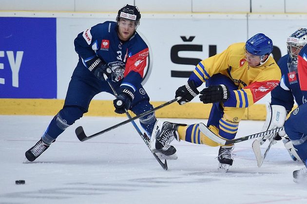 Adam Jánošík (vlevo) z Liberce a Broc Little z Davosu během utkání základní skupiny E hokejové Ligy mistrů. Liberec vyhrál 4:3 a postoupil do play off Ligy mistrů.