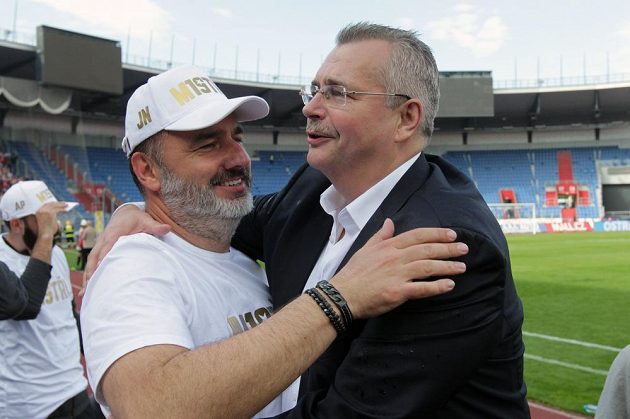 Zleva trenér Slavie Jindřich Trpišovský a šéf pražského klubu Jaroslav Tvrdík se radují z výhry, která týmu zajistila ligový titul.