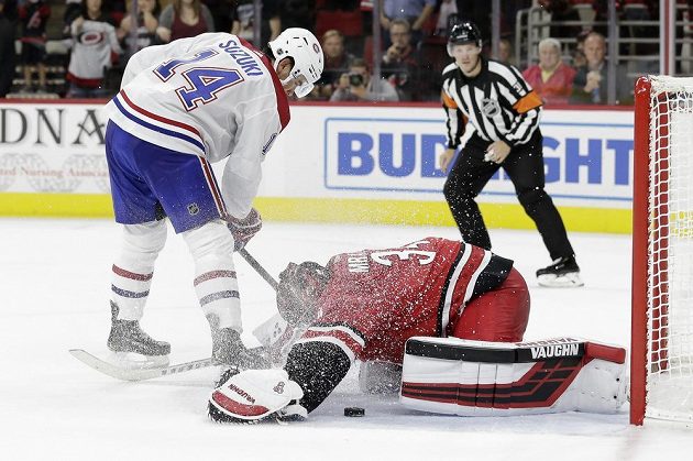 Gólman Petr Mrázek v brance Caroliny Hurricanes zasahuje v utkání NHL s Montrealem Canadiens.