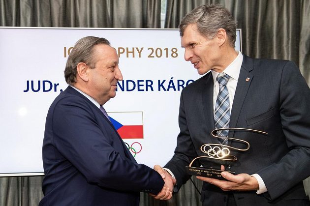 Ombudsman Alexander Károlyi a předseda ČOV Jiří Kejval během předání ceny MOV za rok 2018, dne 10. prosince 2018 v Praze.
