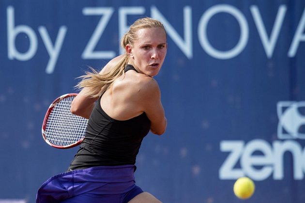 Česká tenistka Nicole Vaidišová se připravuje na úder během utkání úvodního kola turnaje na pražské Štvanici.