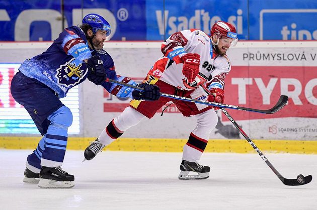 Jaromír Jágr z Kladna a Radovan Pavlík z Hradce Králové během extraligového utkání.