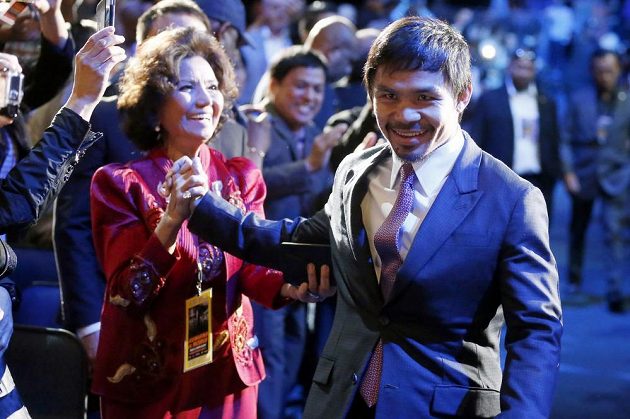 Velkolepý příchod filipínského boxera Mannyho Pacquiaa na tiskovou konferenci v Los Angeles.