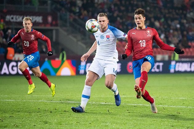 Český útočník Patrik Schick (vpravo) střílí úvodní gól utkání Ligy národů se Slovenskem. Obránce Milan Škriniar už zasáhnout nestačil.