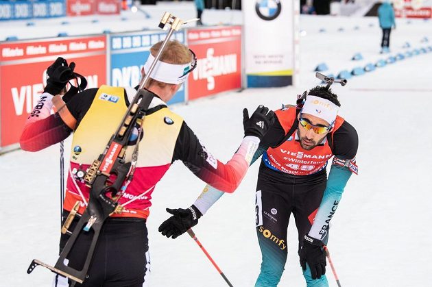 Norský biatlonista Johannes Boe (vlevo) a Francouz Martin Fourcade v cíli stíhacího závodu v Novém Městě na Moravě.