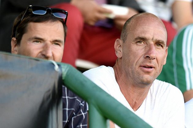 Bývalý kanonýr Jan Koller (vpravo) sleduje utkání 1. kola Synot ligy mezi Bohemians 1905 a Zlínem.
