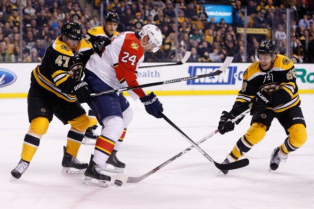 Brad Boyes (24) z Floridy mezi bostonskými Toreym Krugem (47) a Davidem Pastrňákem (88).