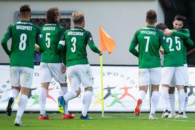 Michala Trávník z Jablonce oslavuje ze spoluhráči svůj druhý gól během utkání s Plzní