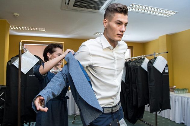 Patrik Schick během zkoušení obleků na srazu reprezentace do 21 let před nadcházejícím ME v Polsku.
