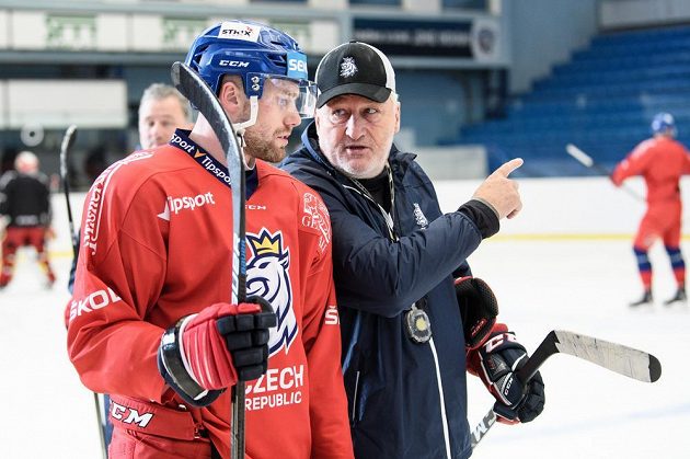 Jiří Sekáč a trenér Miloš Říha během tréninku hokejové reprezentace před utkáním s Finskem