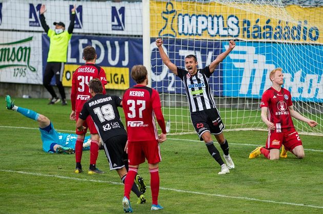 Zleva brankář Olomouce Aleš Mandous, jeho spoluhráč Lukáš Greššák, Patrik Brandner z Českých Budějovic, Milan Kerbr z Olomouce, Ivan Schranz z Českých Budějovic a Václav Jemelka z Olomouce.