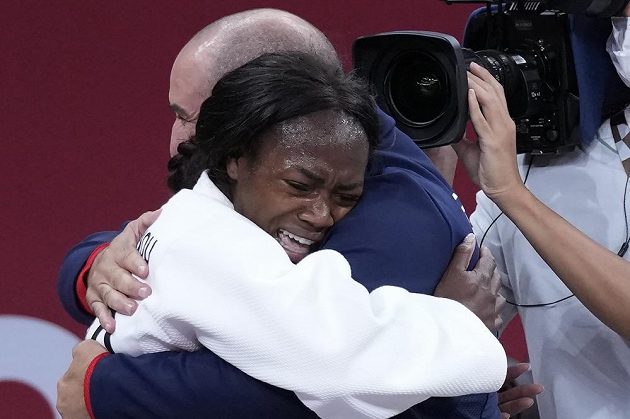 Francouzská judistka Clarisse Agbégnénouová po vítězství zlata v kategorii do 63 kg
