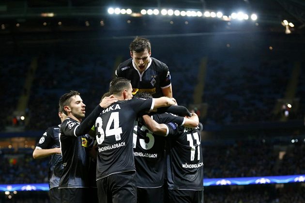 Fotbalisté Borussie Mönchengladbach se radují po brance, kterou vstřelili na hřišti Manchestru City.