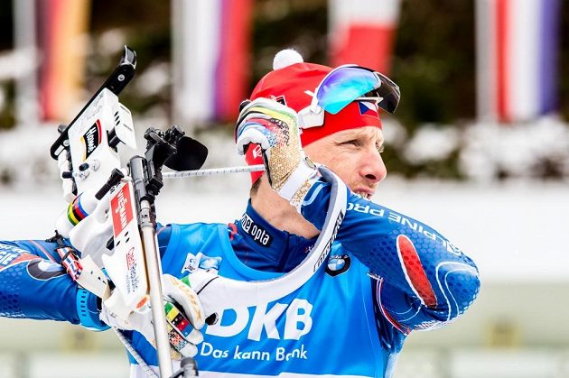 Český biatlonista Ondřej Moravec před stíhacím závodem v německém Ruhpoldingu.