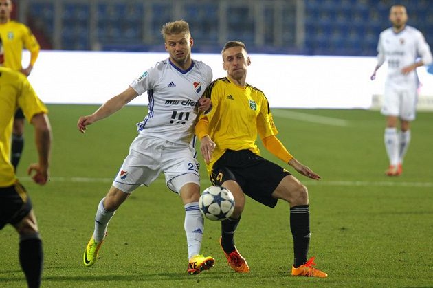 Tomáš Mičola z Baníku Ostrava a Jan Kalabiška z Karviné v souboji o míč během utkání fotbalové HET ligy.