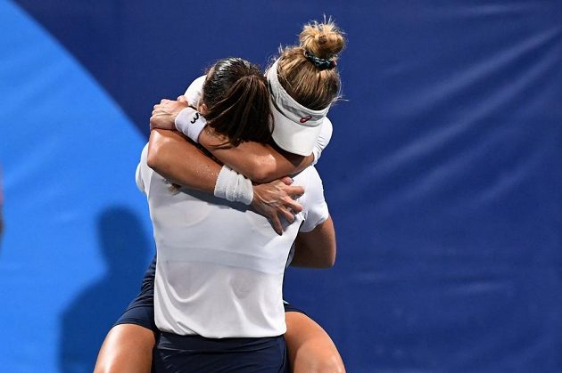 Obrovská radost brazilského páru Pigossiová, Stefaniová po vítězství nad českým párem Vondroušová-Plíšková