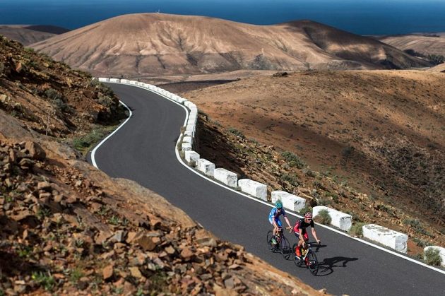 Jaroslav Kulhavý (vpravo) a Jan Vastl, čeští bikeři, na vrcholu jednoho z nádherných horských stoupání při tréninkovém kempu na ostrově Fuerteventura.