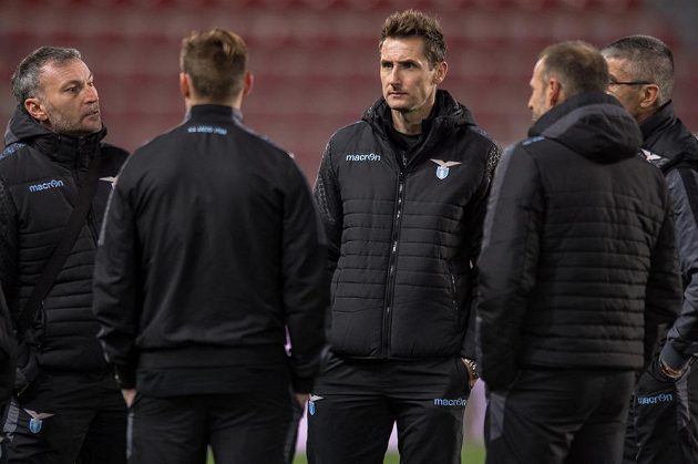 Útočník Lazia Miroslav Klose (uprostřed) na letné den před utkáním Evropské ligy se Spartou.