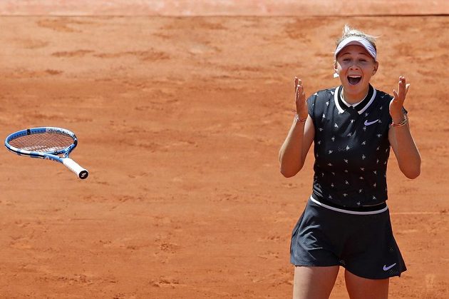 Rumunská tenistka Simona Halepová titul na French Open neobhájí. Ve čtvrtfinále prohrála se sedmnáctiletou Američankou Amandou Anisimovovou (na snímku) 2:6, 4:6.