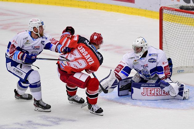 Zleva Tomáš Bartejs z Brna, Jakub Orsava z Hradce Králové a brankář Brna Lukáš Klimeš.
