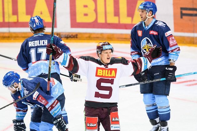 Miroslav Forman ze Sparty oslavuje gól na 3:0 během utkání Tipsport extraligy s Kladnem.