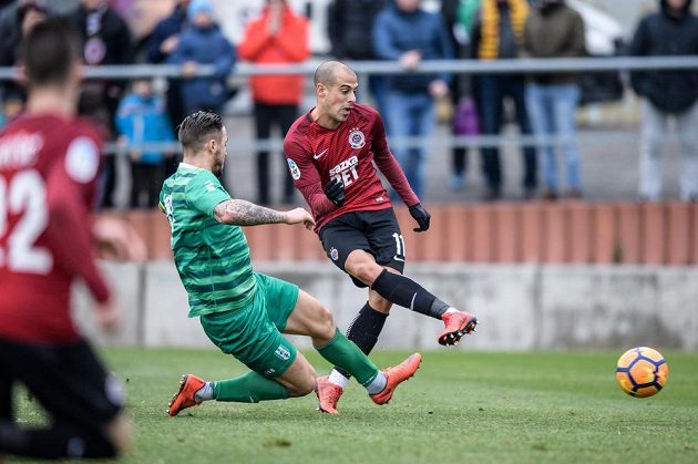 Tal Ben Chaim ze Sparty Praha střílí gól na 3:0 během přípravného utkání s Vltavínem.