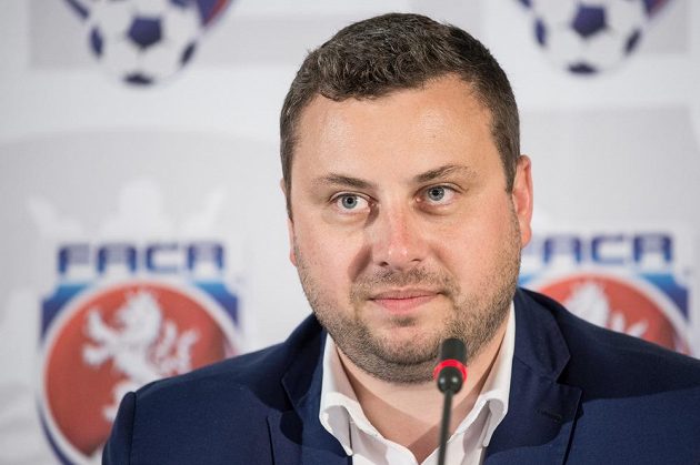 Libor Duba během Valné hromady FAČR získal v prvním kole volby jen tři hlasy a do druhého kola nepostoupil.