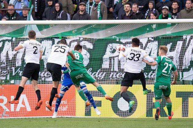 Olivier Kingue z Příbrami střílí gól na 2:1 během utkání nadstavby Fortuna ligy ve skupině o udržení s Bohemians 1905.