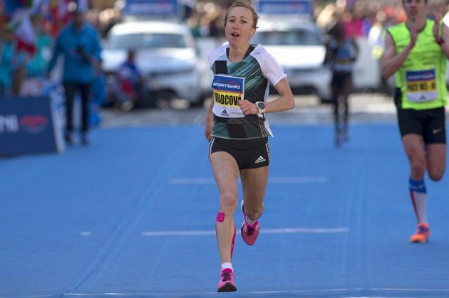 Nejlepší česká závodnice Eva Vrabcová-Nývltová v cíli 18. ročníku pražského půlmaratonu.