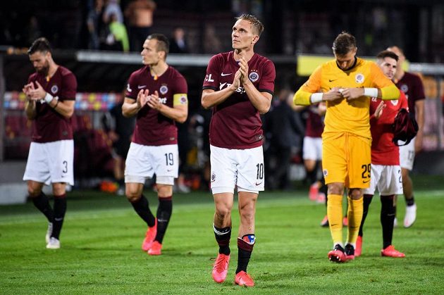 Bořek Dočkal ze Sparty Praha během děkovačky s fanoušky po utkání 2. kola Fortuna ligy.