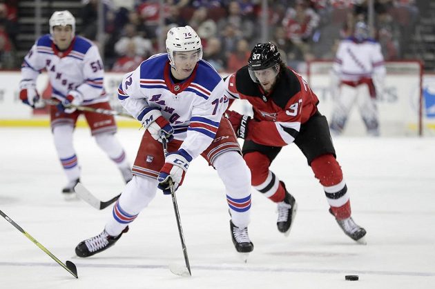 Češi v akci! Útočník New Yorku Rangers Filip Chytil (72) se snaží uniknout svému krajanovi, Pavlu Zachovi z New Jersey Devils během utkání NHL.