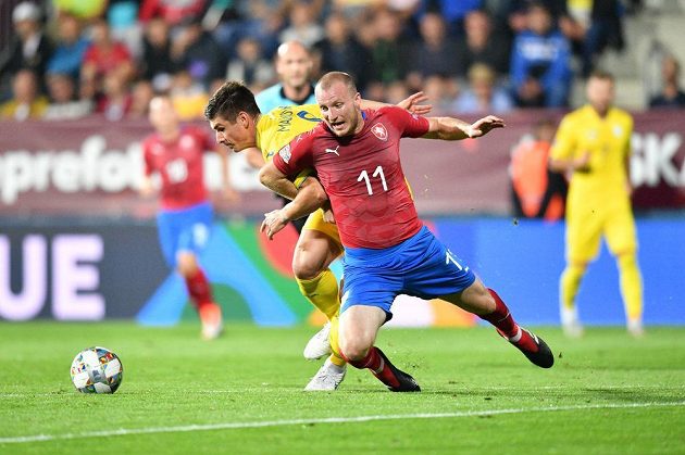 Český útočník Michael Krmenčík padá po souboji s jedním z ukrajinských soupeřů v utkání Ligy národů.