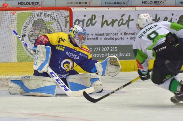 Brankář Zlína Jakub Sedláček sleduje situaci před svou svatyní, na šanci čeká Ondřej Beránek z Karlových Varů.