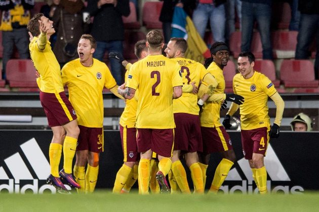 Radost fotbalistů Sparty po brance Costy (druhý zprava) do sítě Southamptonu.