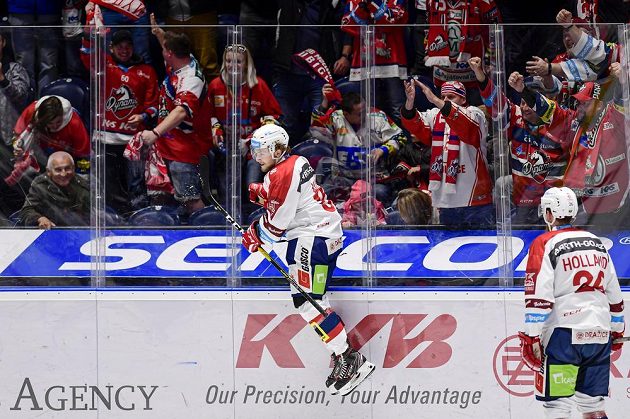 Střelec gólu Denis Kusý (uprostřed) z Pardubic oslavuje během utkání 14. kola hokejové extraligy