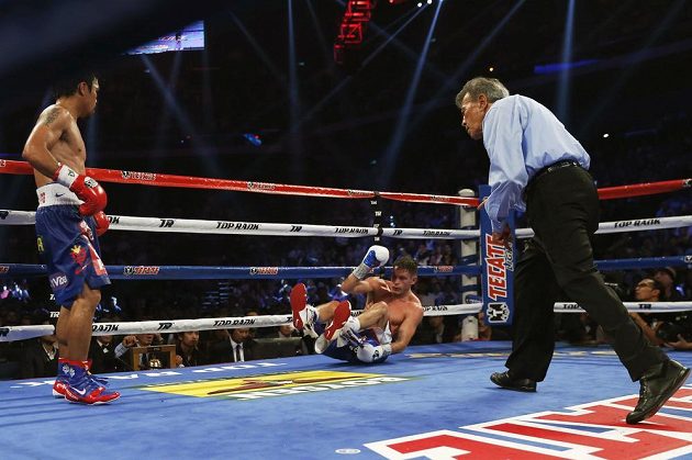 Američan Algieri končí na zemi a bude počítán. Tato situace se v duelu o titul mistra světa ve velterové váze organizace WBO stala hned šestkrát.