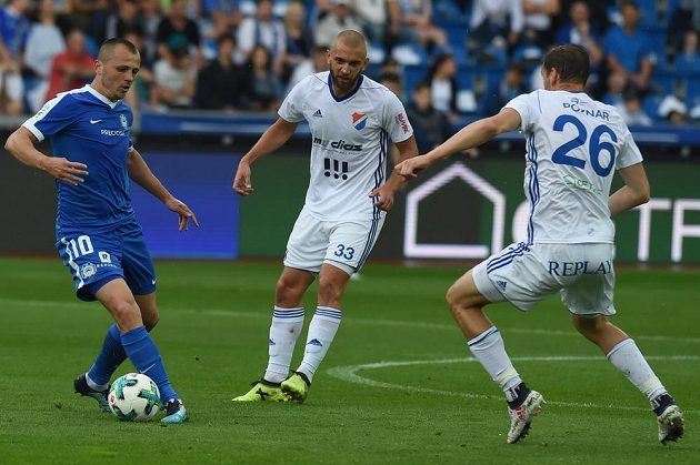 Fotbalisté Baníku Ostrava bojují o udržení v lize. Ve 28. kole nejvyšší soutěže nastoupili proti Slovanu Liberec. Miloš Bosančič z Liberce odehrává míč, hráči Baníku Marek Hlinka a Tomáš Poznar vše pozorně sledují.