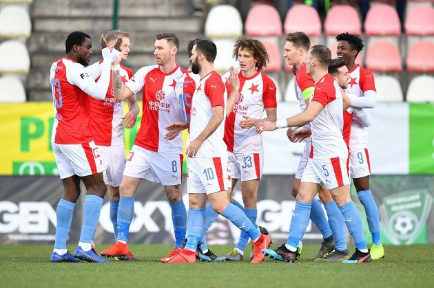 Fotbalisté Slavie se dostali do vedení v ligovém utkání v Příbrami velmi brzy po trefě Olayinky.