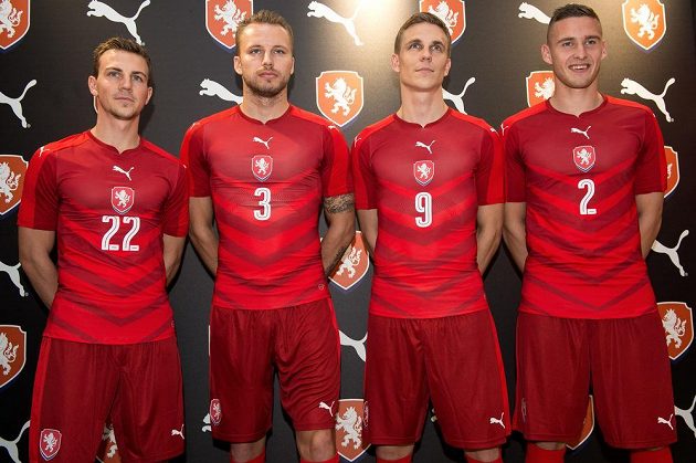 Zleva Vladimír Darida, Michal Kadlec, Bořek Dočkal a Pavel Kadeřábek v nových reprezentačních dresech.