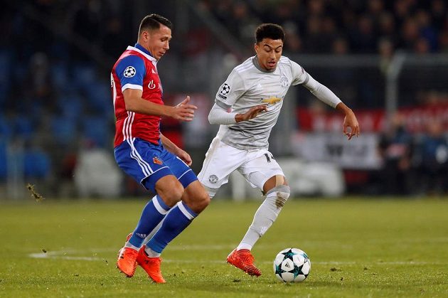 Marek Suchý (vlevo) z Basileje a Jesse Lingard z Manchesteru United v zápase LM.