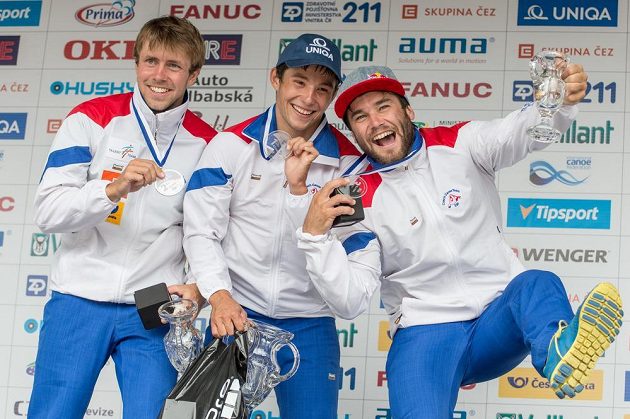 Čeští slalomáři na stupních vítězu (zleva): Ondřej Tunka (druhé místo), Jiří Prskavec (vítěz) a Vavřinec Hradilek ve finále K1 muži během Světového poháru ve vodním slalomu na kanále v pražské Tróji.
