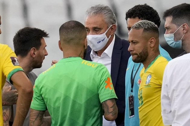 Argentiec Lionel Messi a Brazilec Neymar diskutují poté, co se nedohrál nedělní zápas kvalifikace mistrovství světa v Sao Paulu. Brazilská policie začala vyšetřovat čtveřici argentinských fotbalistů.