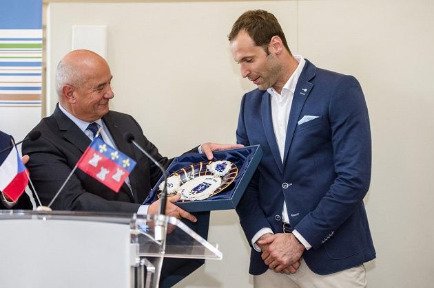 Starosta francouzského města Tours Serge Babary (vlevo) obdržel od brankáře Petra Čecha talíř z českého porcelánu.