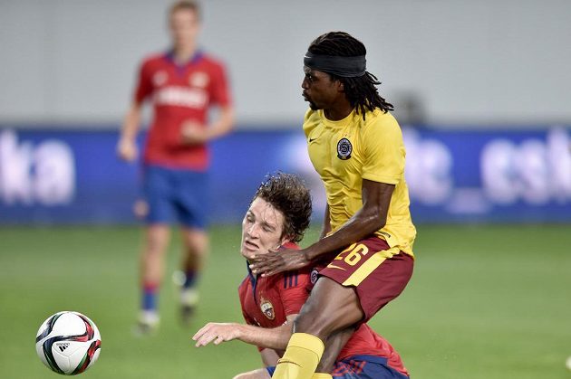 Sparťanský obránce Costa (vpravo) a Mário Fernandes z CSKA Moskva během úvodního utkání 3. předkola Ligy mistrů.