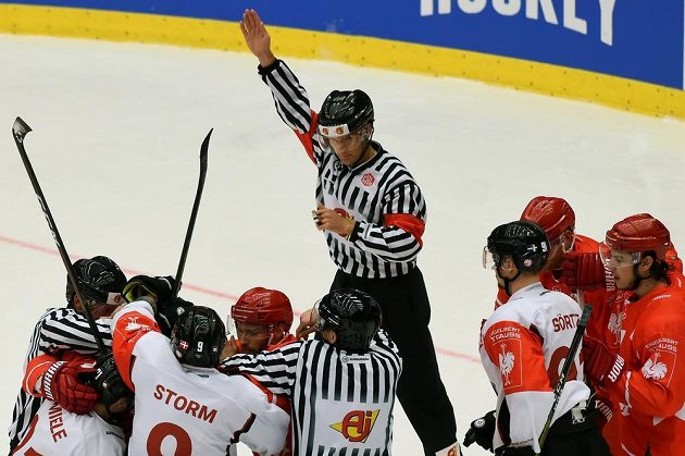 Potyčka před třineckou brankou. Domácí hráči se do sebe pustili s hokejisty Malmö v odvetném osmifinále Ligy mistrů.
