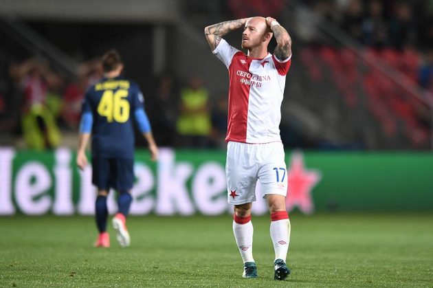 Slávista Miroslav Stoch reaguje po nevyužité šanci v odvetě play off Ligy mistrů.