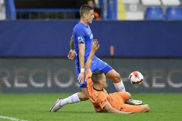 Zleva Imad Rondič z Liberce a Ondřej Karafiát z Boleslavi v utkání 8. kola Fortuna:ligy.