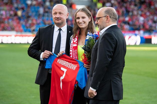 Tenistka Markéta Vondroušová a vedení fotbalové Plzně Adolf Šádek (vlevo) a Tomáš Paclík před utkáním s olympiakosem Pireus.