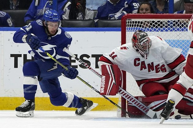 Útočník Tampy Bay Lightning Anthony Cirelli (71) se marně pokouší vyzrát na českého gólmana Petra Mrázka v utkání play off NHL.